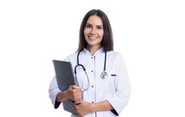Stüdyoda e-tıp bilgisayarı olan hemşire. Hemşire dizüstü bilgisayarında beyaz önlük giyin. Hemşireden ilaç. beyaz arka planda izole hemşire ve emedicine.