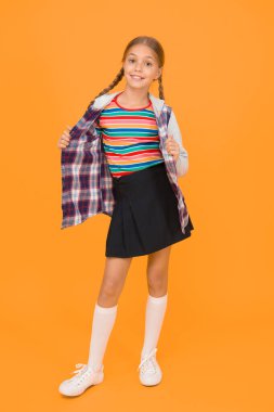 Sonbahar günleri için mükemmel katman. Sonbahar bakışlı mutlu küçük çocuk. Küçük kız sonbahar tarzında gülümsüyor. Gündelik sonbahar kıyafeti.