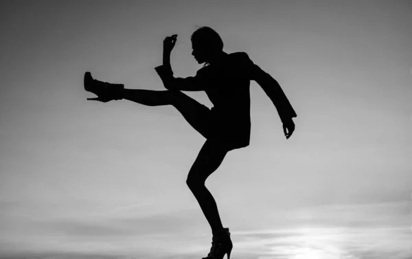 Táncoljunk Táncos Sötét Alakja Este Táncolok Árnyék Árnyék Sziluett Háttér — Stock Fotó