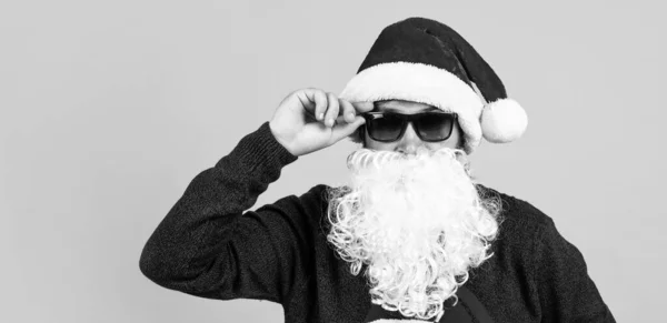 Fröhlicher Bärtiger Mann Mit Weihnachtsmann Hut Und Pullover Brutale Hipster — Stockfoto