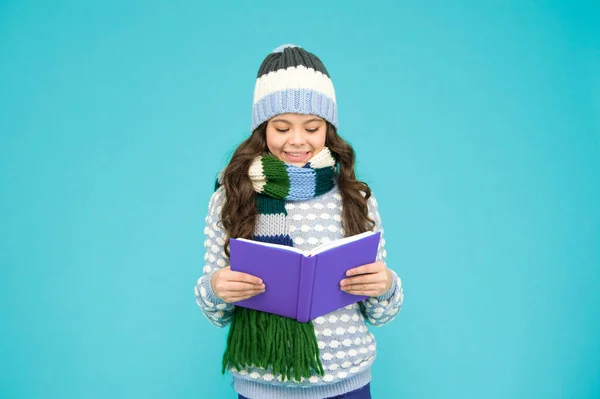 Κορίτσι Που Διαβάζει Βιβλίο Παιδί Απολαμβάνει Βιβλίο Της Ανάγνωση Χειμερινών — Φωτογραφία Αρχείου