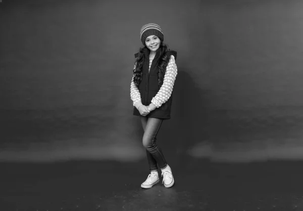 暖かい服を着た子供の完全な長さ 肯定的な感情を表現する 冬のファッション 肯定的な子供は 帽子で巻き毛 女性ファッションモデル ベスト下の10代の女の子 — ストック写真