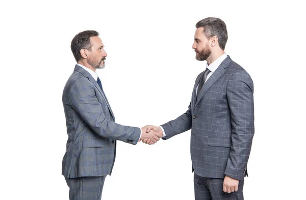 白地に隔離されたビジネスマンだ スタジオで仕事をしてるビジネスマン 握手をするビジネスマンだ 2人のビジネスマンが — ストック写真