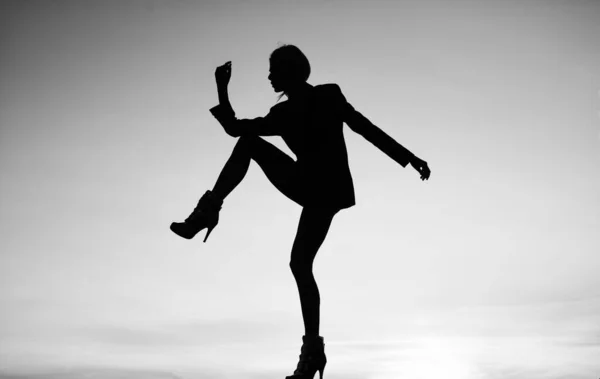 前に出て 女は暗闇で踊る ダークフィギュア 夕暮れ時に踊る女の子 日陰と影 空を背景に官能的な女性のシルエット 官能性 日没時の女性のシルエット — ストック写真