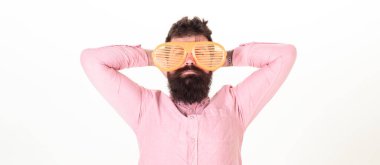 Hippi giyim çekim tonları son derece büyük güneş gözlüğü. Adam adam giyim dev louvered güneş gözlüğü sakallı. Öznitelik ve şık Aksesuar güneş gözlüğü parti. Göz koruma güneş gözlüğü Aksesuar kavramı.