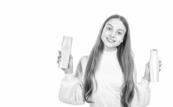 Счастливый Ребенок Представляет Шампунь Бутылку Кондиционера Волос Изолированные Белом Реклама — стоковое фото