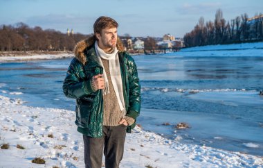 Açık havada ceketli şık bir adam, fotokopi odası. Tatillerde kışlık ceketli bir adam. Adam kışlık ceket giyiyor. Kışlık ceketli adam..