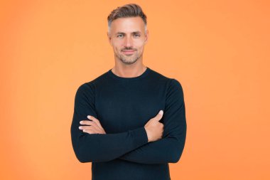 Kendine güvenen, bakımlı bir adam. Yakışıklı çapraz eller siyah giyer. Erkek modası ve güzellik. Adam şık ve modaya uygun görünüyor. Berber dükkanı konsepti. Saçlarına ve kıllarına dikkat et..