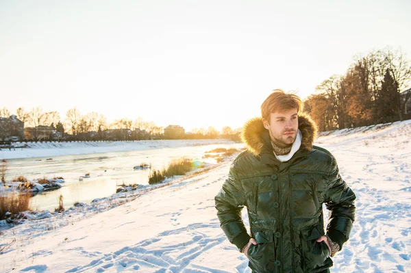 Kış Tatilinde Dış Giysili Bir Adam Dış Giysili Bir Adam — Stok fotoğraf