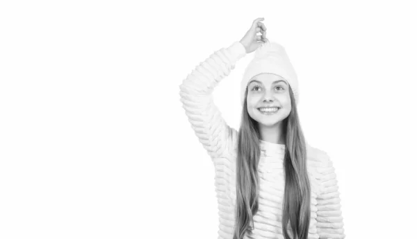 冬服の幸せな10代の女の子 子供の頃の幸せ 小さな子供は白い服を着てる 帽子とセーターの子供 秋のファッションスタイル 暖かい服 コピースペース — ストック写真