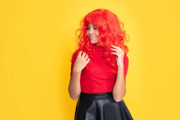 Улыбающийся Подросток Рыжими Длинными Волосами Желтом Фоне — стоковое фото