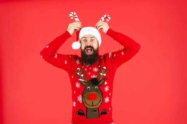 Überraschter Bärtiger Mann Mit Weihnachtsmann Hut Auf Rotem Hintergrund Neujahr — Stockfoto
