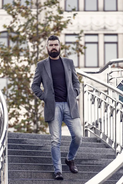カジュアルなビジネスファッションジャケットの自信に満ちた男性ビジネスマンは 髭や髪型 現代の生活を手入れして — ストック写真