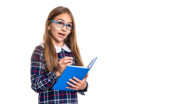 Beyaz arka planda izole edilmiş notlarda hayrete düşmüş liseli kız. Liseli kız stüdyoda notlar alıyor. Liseli kız notlar alıyor. Okul çağındaki notları alan bir kızın fotoğrafı..