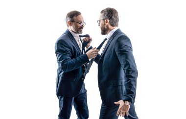Alt düzey münakaşa eden iş adamları. İş adamlarının tartışması, astı. Beyazda izole edilmiş iki kızgın iş adamının astı. İşadamları stüdyoda astları olmadan tartışıyor..