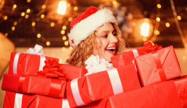 Burada huzur ve neşe satılıyor. Hediyelik eşya dükkanı. Tatil koşuşturması. Sürpriz hazırlıyorum. Yılbaşı alışverişinde nasıl tasarruf edileceği hakkında ipuçları veriyor. Mutlu kadın hediye kutularını tutuyor. Ver ve al. Mükemmel bir hediye seç.