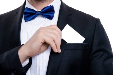 Cebindeki boş kartı kapat. Kopya alanı ile kesilmiş papyon ve kart manzarası. Kredi kartı ya da banka kartı. Smokin kesilmiş adam kartvizitini tutuyor..