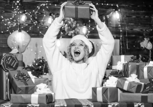 12月の幸せな瞬間 お祭り気分 美しい包装ギフト 幸せな女性とギフトボックスの束 お祝いの準備ができている女の子 お正月のお祝いに欠かせない贈り物 直感的な概念 — ストック写真