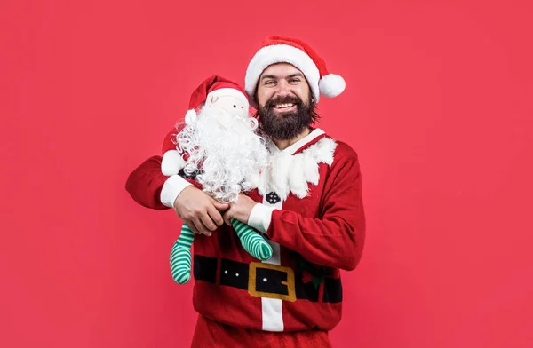 Noel Baba Kostümlü Mutlu Sakallı Adam Kış Bayramını Kutluyor Noel — Stok fotoğraf