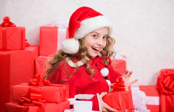 Tradição Férias Ano Novo Miúdo Entusiasmou Com Abertura Presente Natal — Fotografia de Stock