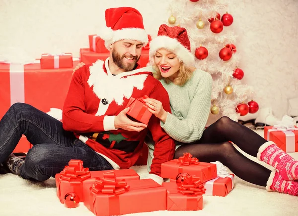 Οικογένεια Ετοίμασε Χριστουγεννιάτικα Δώρα Αγαπώντας Ζευγάρι Αγκαλιά Χαμογελώντας Ενώ Ξεπακετάρισμα — Φωτογραφία Αρχείου