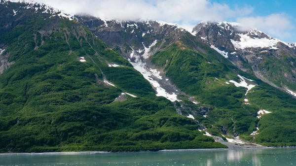 Gröna Bergssluttningar Med Snöiga Toppar Natur Bergskustens Naturliga Alpina Landskap — Stockfoto