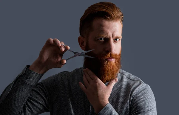 Concetto Parrucchiere Uomo Barbiere Parrucchiere Isolato Sfondo Grigio Studio Parrucchiere — Foto Stock
