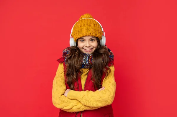 Χαρούμενο Παιδί Καπέλο Ακούστε Μουσική Στα Ακουστικά Εκπαίδευση — Φωτογραφία Αρχείου