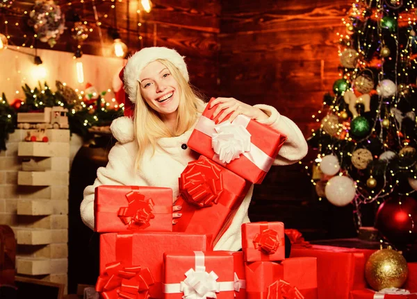 圣诞节礼物 装饰一下圣诞树吧 最后的准备 圣诞节的时候 快乐的女人爱礼物 冬季购物销售 快乐的女孩红桑塔帽 在家里庆祝新年 — 图库照片