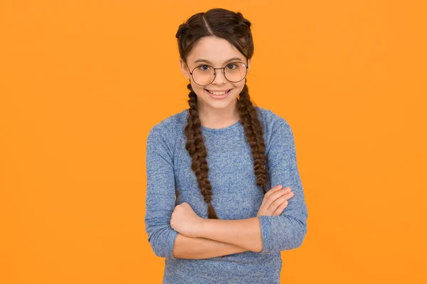 Der Kindheit Lächeln Wir Grundlos Glückliches Mädchen Kind Gelben Hintergrund — Stockfoto
