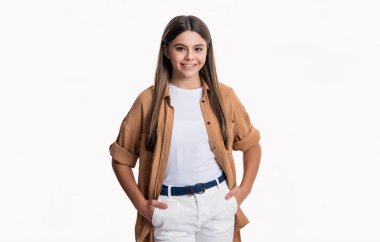 Esmer, modaya uygun genç kız beyaz arka planda izole edilmiş. Stüdyoda modaya uygun bir genç kız. Modayı takip eden genç kızlar tişört giyer. Modayı takip eden kız.