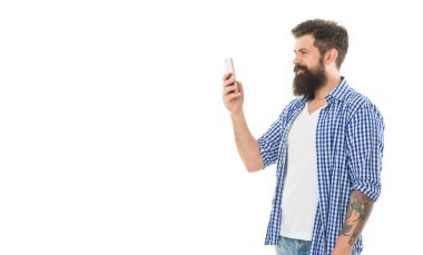 Beyaz arka planda telefonu olan mutlu bir blogcu. Stüdyoda blogcu adam. Erkek blogcunun fotoğrafı. Sakallı adam blogcusu fotokopi alanıyla fotoğraf çekiyor.