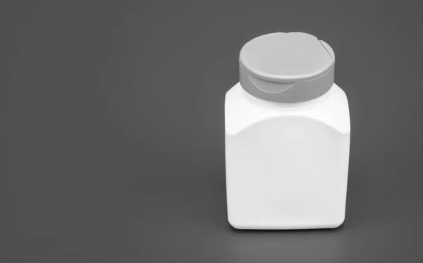Συμπλήρωμα Διατροφής Παρουσίαση Βιταμινούχου Προϊόντος Λευκό Βάζο Μαρκαρισμένα Χάπια Πολυβιταμινούχο — Φωτογραφία Αρχείου