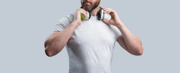 Abgeschnittene Ansicht Eines Mannes Der Musik Modernen Kopfhörern Hört Foto — Stockfoto