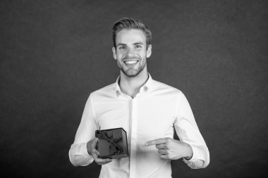 Mutlu iş adamı, erkekler ve kadınlar için hediye kutusunu işaret ediyor..