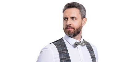 Stüdyo reklamındaki resmi smokin adam. Resmi smokin giyen bir adamın fotoğrafı. Erkekler resmi smokin giyer. Resmi smokinli adam beyaz arka planda izole edilmiş..