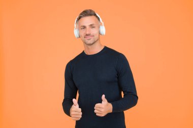 Bu en iyisi. Adam şık ve kulaklıkla moda görünüyor. Online eğitim. Neşeli müzik aşığı. Ses kalitesi. Kulaklıklı kendine güvenen adam. Yakışıklı adam dinle şarkısını. tekno erkek modası.