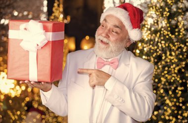 Mutlu bir yeni yılı kutlayalım. Bu şenlik sezonu parıldasın ve parlasın. Sakallı dede, Noel 'i kutluyor. Noel partisi. Sakallı yaşlı adam. Noel hediyesi. Mutlu Noel Baba.