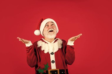 Noel hazırlığı. Beyaz sakallı Noel Baba. Noel Baba şapkalı adam Noel hediyesini hazırla. Noel 'den önceki sabah. Kış tatilinin tadını çıkar. Yeni yıl hediyeleri dağıtın. Noel alışverişi.