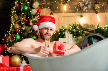 Lezzetli bir adam. Kış dekorasyonları. Kaslı adam küveti gevşet. Seksi olgun adam banyosu. Kış tatili En iyi Noel hediyesi. Noel spa 'sı. Yeni yılın kutlu olsun. Erotik dilek. Cezbedici hissediyorum.