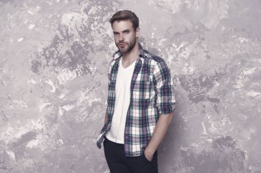 Sıradan davran. Sıradan tarzda yakışıklı bir adam. Traşsız bir adam sıradan kıyafetler giyer. Erkekler için günlük kıyafet dolabı. Erkek giyim mağazası. Moda ve tarz. Günlük giysiler..