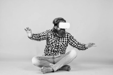 Başka bir gerçeklik burada. Dijital gelecek ve yenilik. Dijitalleştirme. Bir programlama projesi üzerinde çalışıyorum. VR kulaklık kullanan bir adam. hipster modern teknolojiyi kullanır. Sanal gerçeklik gözlüklü adam.