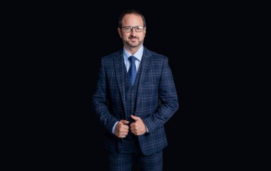 Yetişkin iş adamları ceket ve kravat giyer. Takım elbiseli bir iş adamının fotoğrafı. Yetişkin bir iş adamı siyah arka planda izole edilmiş. Stüdyoda iş adamı.