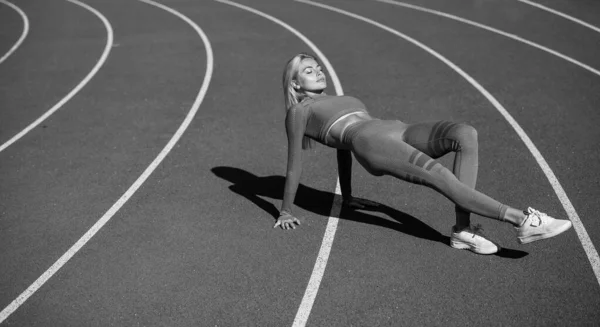 Flexibel Vrouw Atleet Stretching Warming Doen Omgekeerde Plank Kopiëren Ruimte — Stockfoto