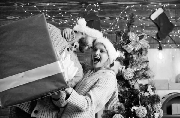巨大なプレゼントを持つ笑顔の男 幸せを広げろ 幸せを与える 寛大な提供者だ クリスマスのプレゼントを用意する 冬の幸せ 幸せと満足 サンタクロース ギフトボックスを持つ男と女 — ストック写真