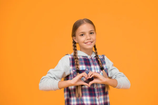 Hartgebaar Fijne Internationale Kinderdag Klein Meisje Gele Achtergrond Goed Humeur — Stockfoto