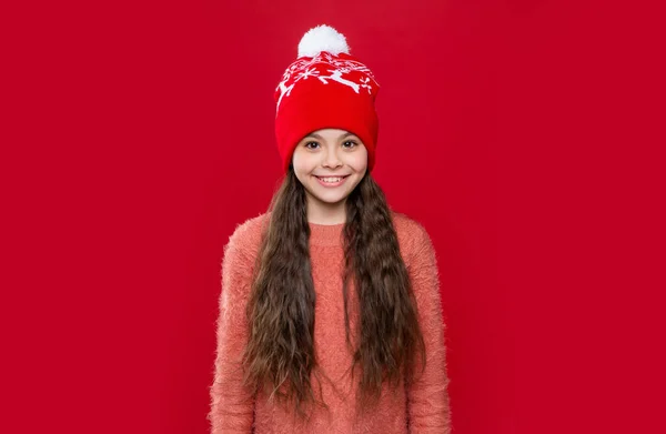 戴着红色背景的帽子的正十几岁的孩子 小孩子在演播室里穿毛衣 戴帽子 青少年冬季时尚 帽子针织物 戴帽子的青少年模特儿 — 图库照片