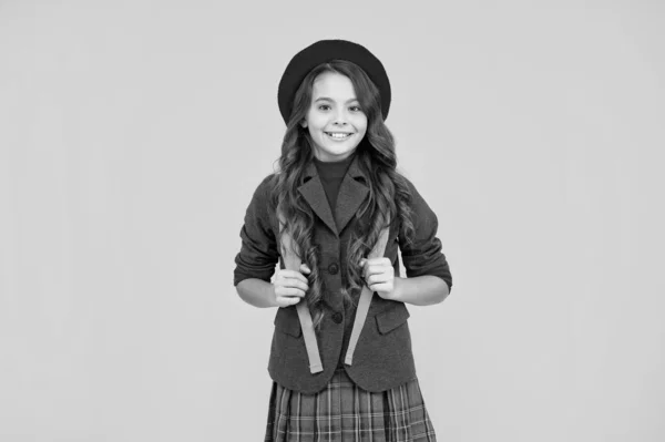 Vrolijk Kind School Uniform Met Baret Rugzak Gele Achtergrond Leerling — Stockfoto