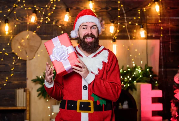 Πρωτοχρονιά Άγιος Βασίλης Κρατάει Κουτί Δώρου Γενειοφόρος Άγιος Βασίλης Γιορτάζει — Φωτογραφία Αρχείου