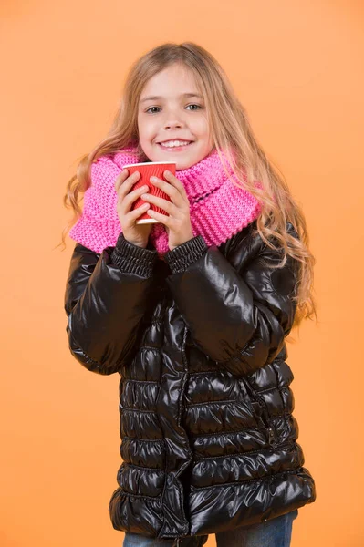 Κορίτσι Μακριά Ξανθά Μαλλιά Μαύρο Σακάκι Κρατήστε Κούπα Παιδί Χαμόγελο — Φωτογραφία Αρχείου
